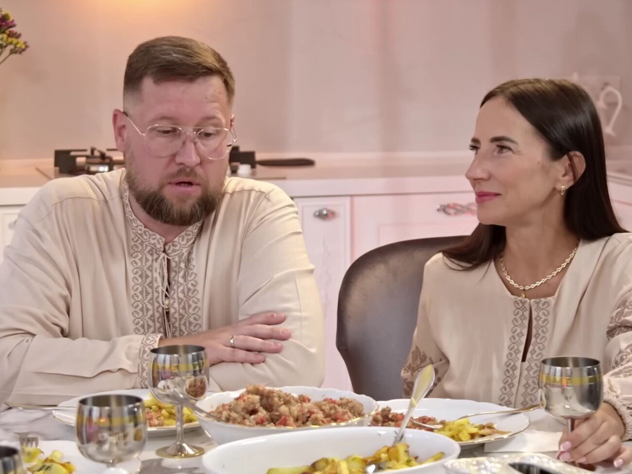 Київського прокурора звільнили після участі його колишньої й теперішньої дружин у “Супермамі”. Жінки розповіли про його статки