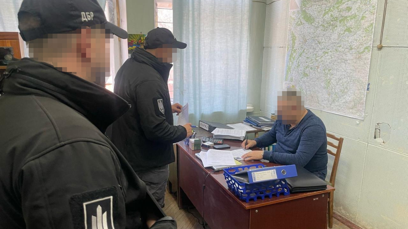 ДБР: Командир військової частини створив ”командний пункт на папері” для заробітку на виплатах