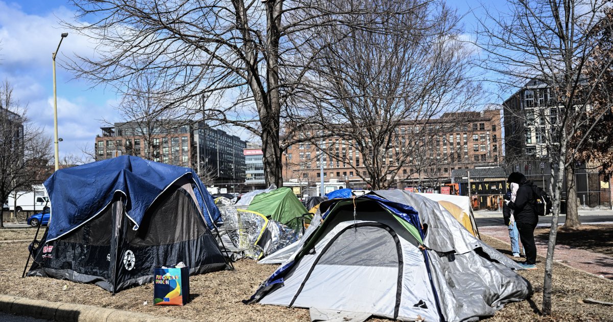 Трамп проти бомжів. Навіщо президенту США підсунули програшну тему для піару