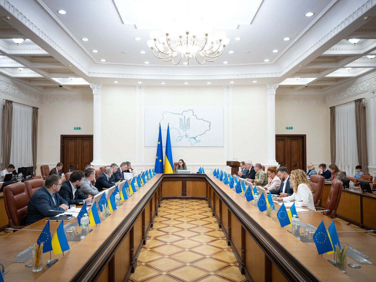 Кабмін схвалив проєкт держбюджету України на 2026 рік. Що буде із зарплатами й пенсіями?