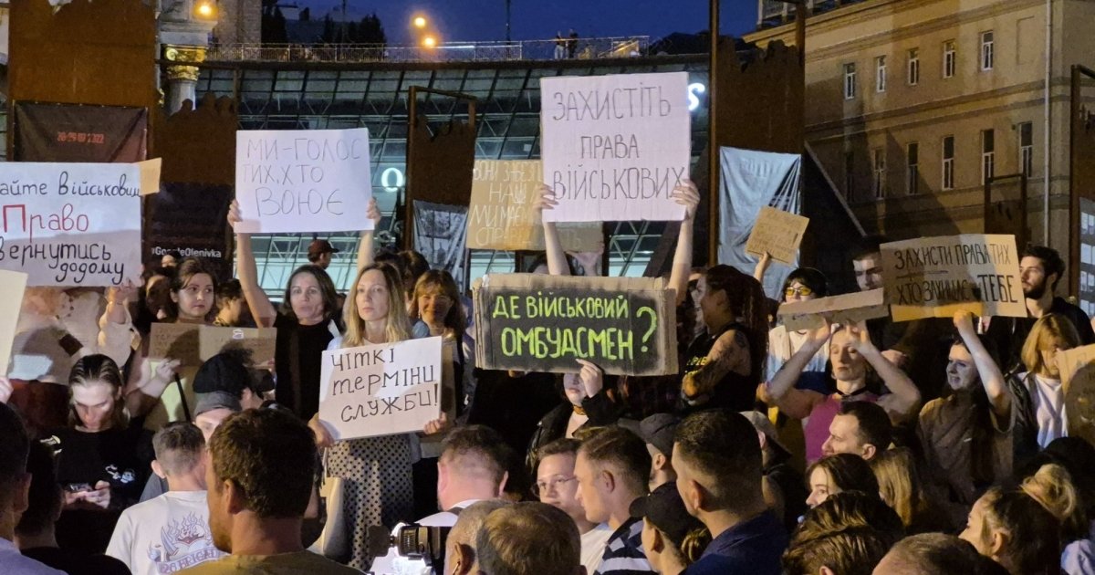 Банкова та “слуги народу” в пошуках крайнього. Що буде з покаранням військових за непокору