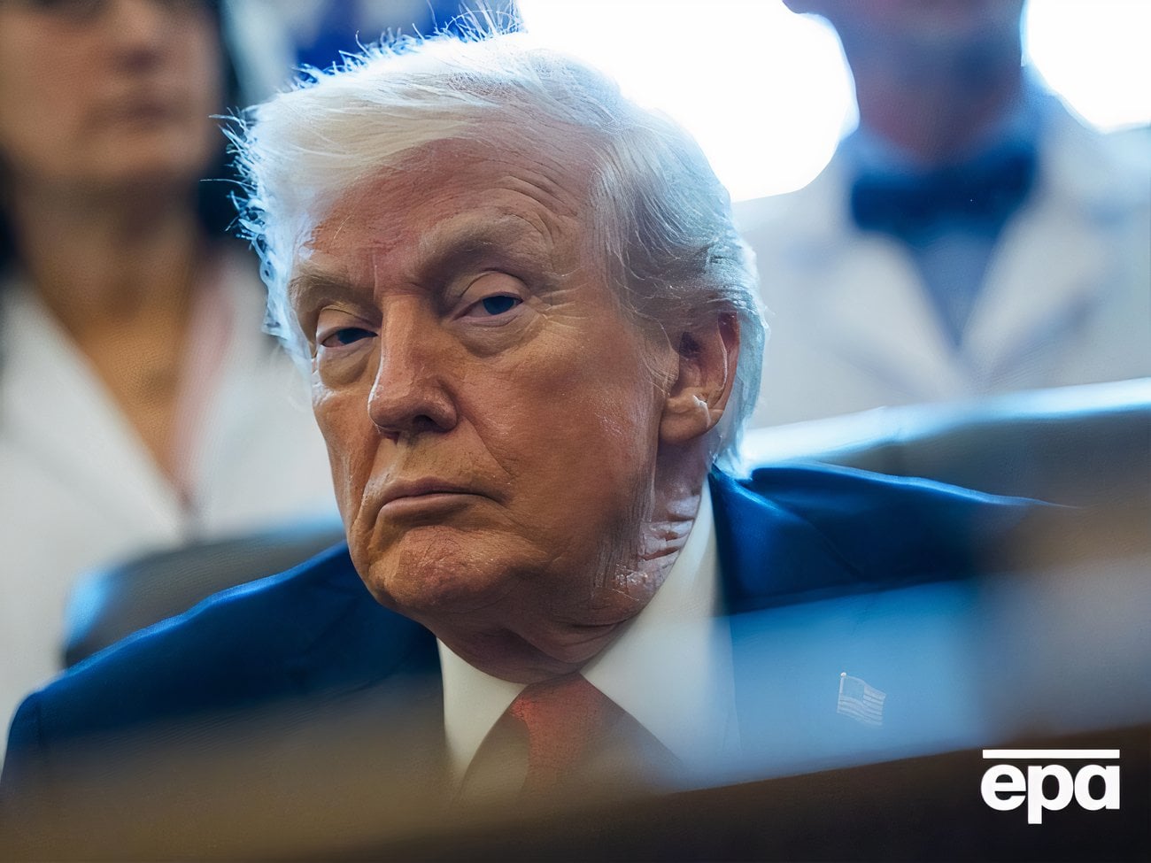 Як він узагалі ходить?” Американський міністр розповів, що Трамп в поїздках “накачує себе отрутою