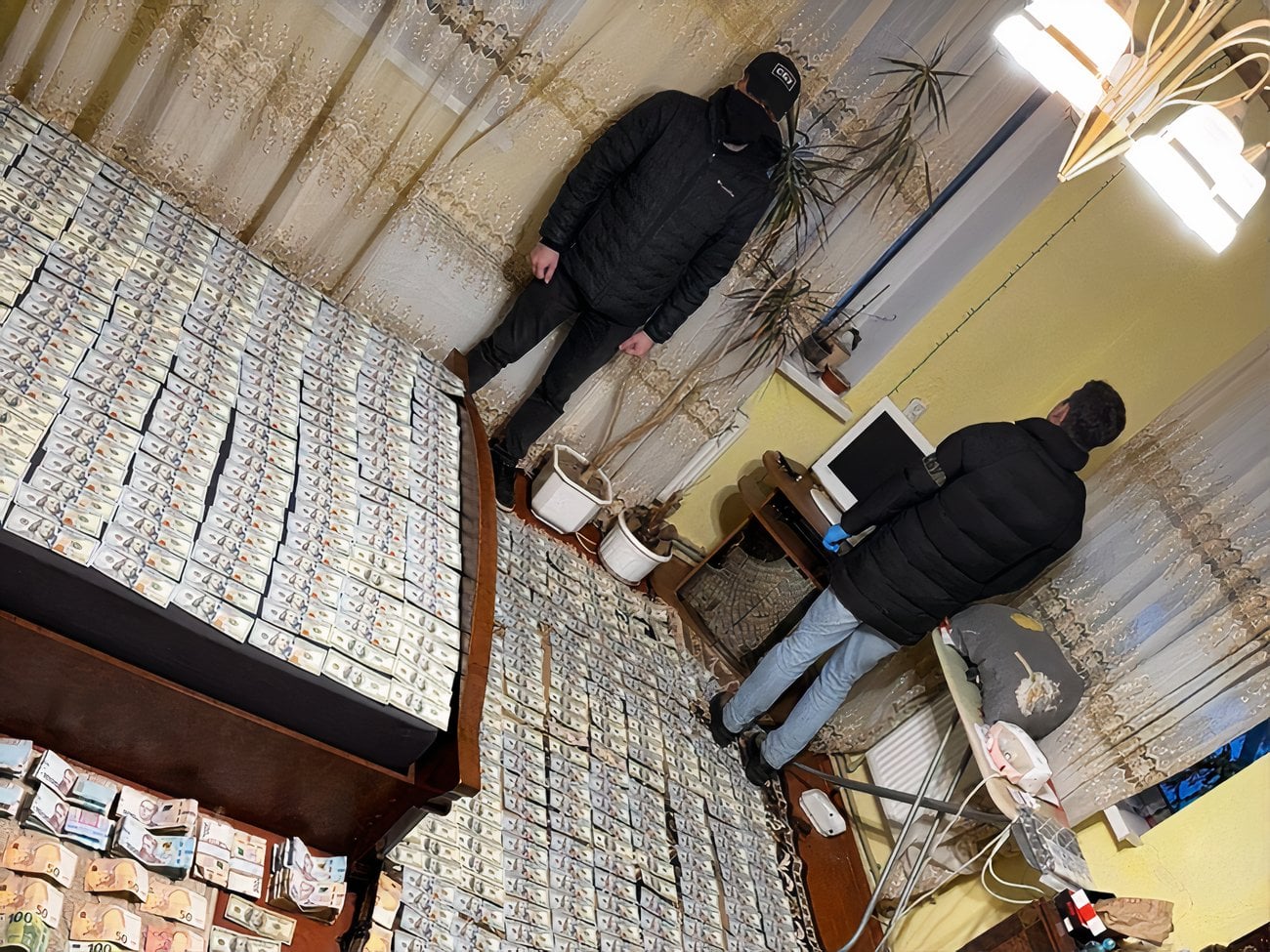 У матері й сина – лікарів із районної вінницької лікарні під час обшуку вилучили гігантську суму. Фото